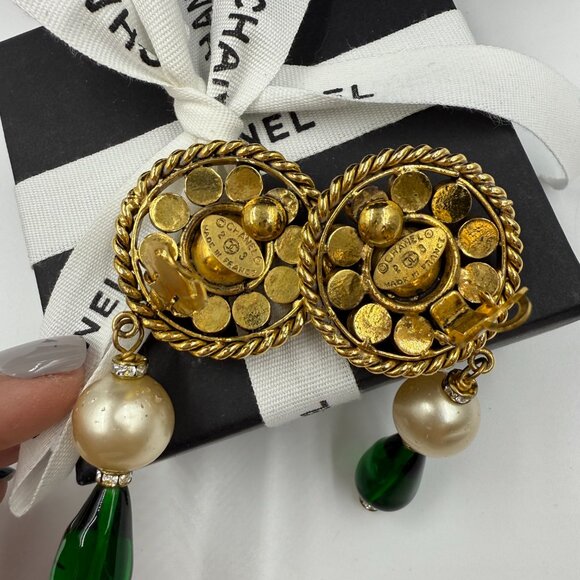 Chanel: gold metal, red and green gripoix, strass disc drop earrings 1984-1992 - Picture 4 of 7